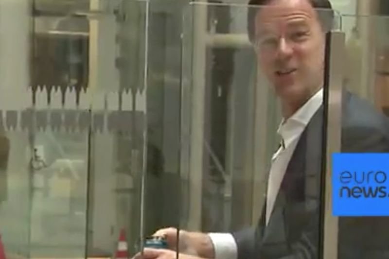 Premier Holandii Mark Rutte postanowił wziąć sprawę w swoje ręce, po tym jak wylała mu się kawa.