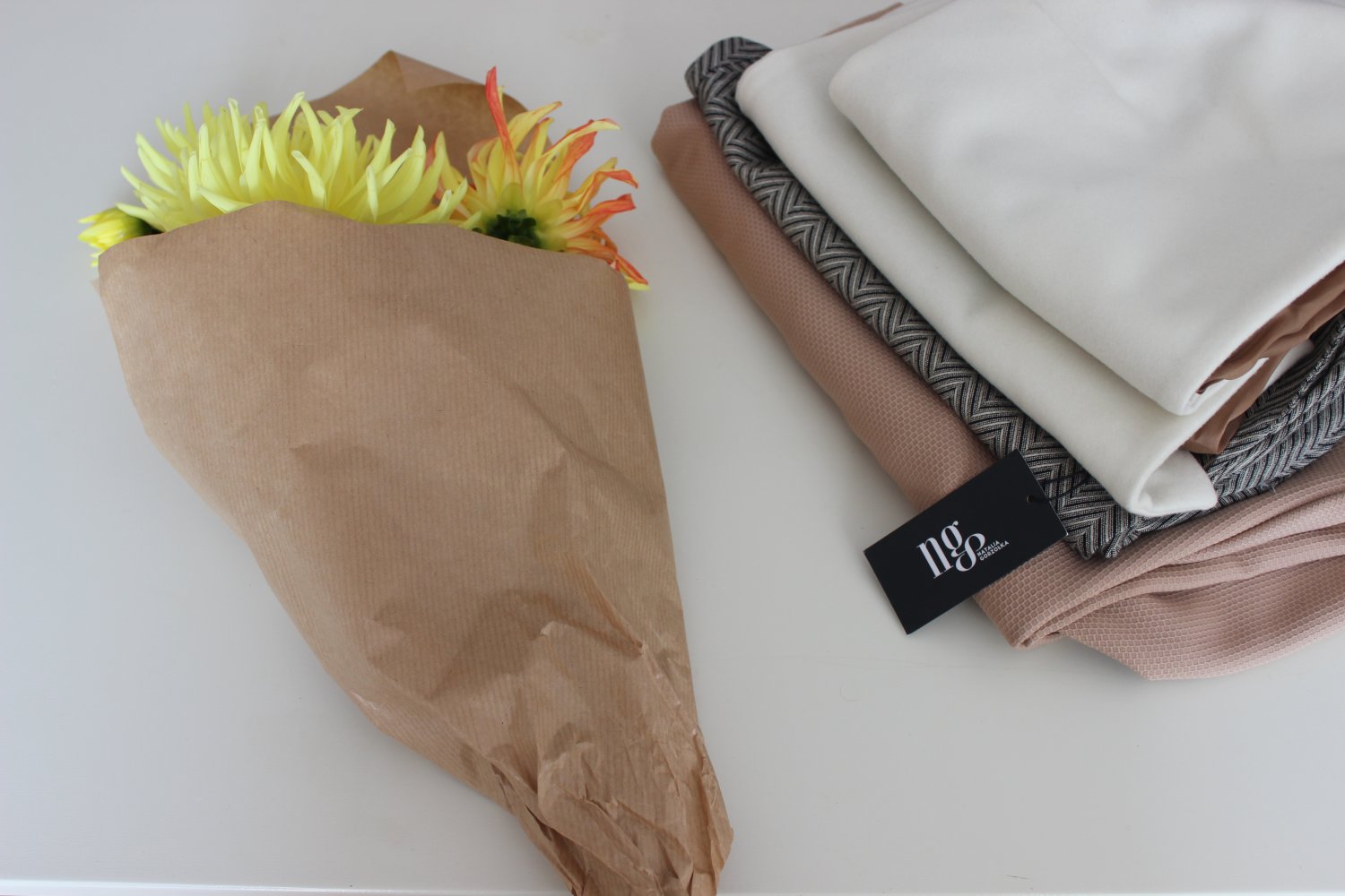 Nie bój się poliestru, aczkolwiek staraj wybierać się te produkty, gdzie stanowi on mniejszość składu (np. 65% bawełny, 35% poliester). Poliester sprawdza się...