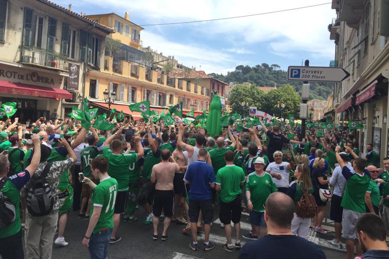 Kibice z Irlandii Północnej świętują Euro 2016.