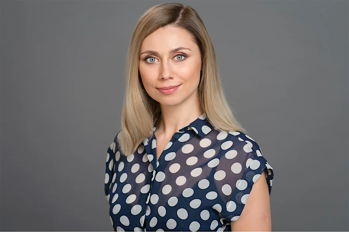 Katarzyna Szostak nawet w rozmowie dotyczącej lata zachowuje chłodny profesjonalizm
