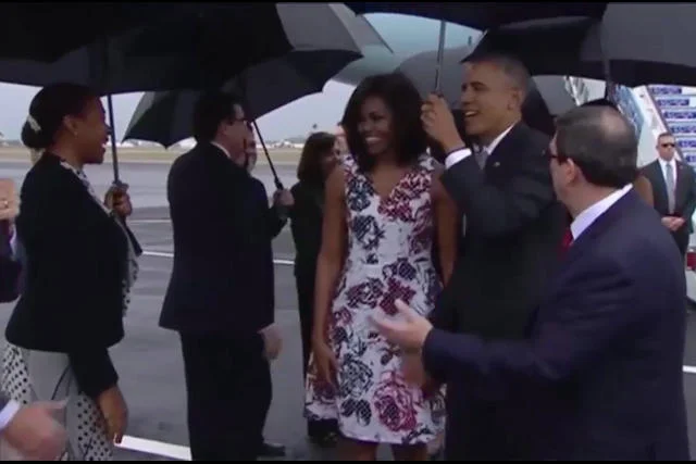 Barack Obama przedstawia żonę delegacji w Hawanie.