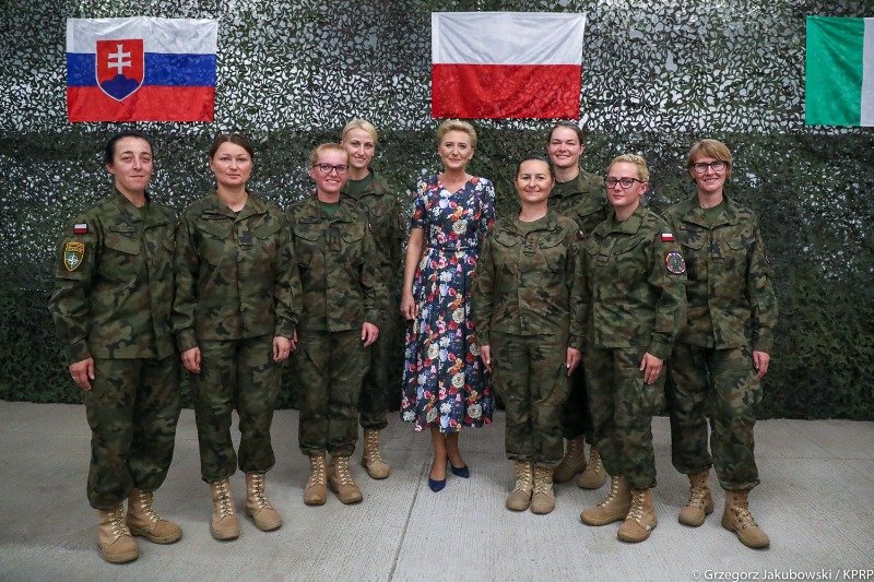 Stylizacja Agaty Dudy była bardzo kobieca. Część internautów uznała, że jest niestosowna do okazji