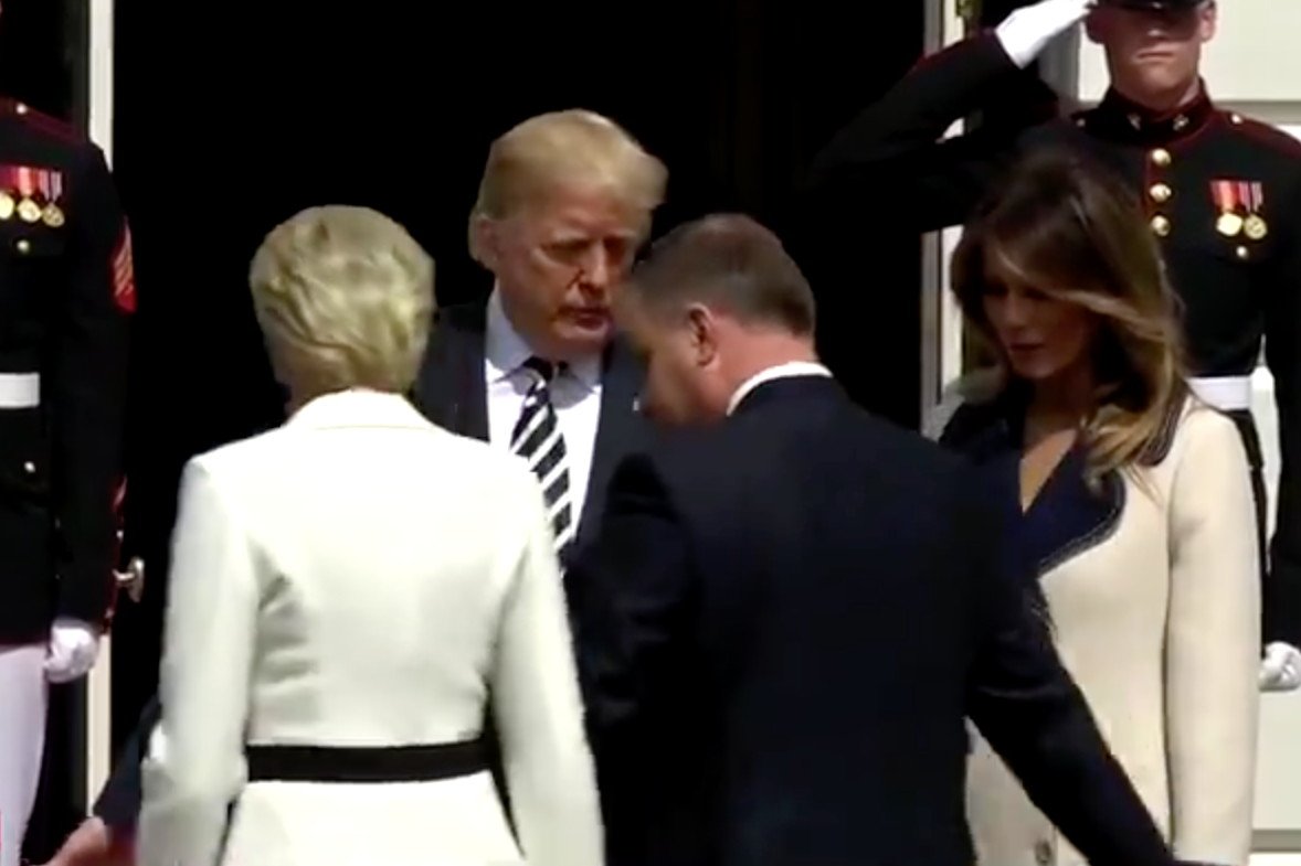 Andrzej Duda miał mały problem ze zdjęciem pamiątkowym z Donaldem Trumpem.