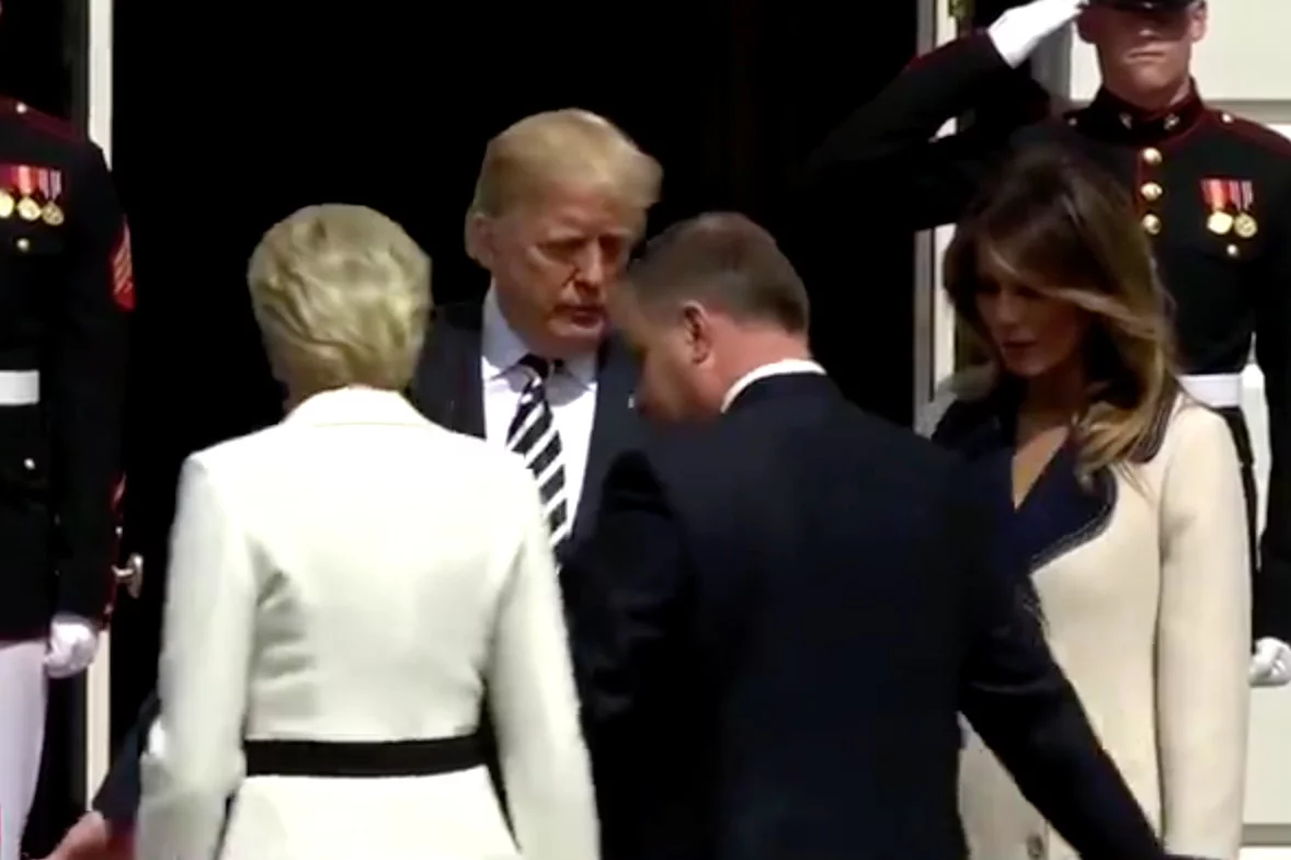 Andrzej Duda miał mały problem ze zdjęciem pamiątkowym z Donaldem Trumpem.