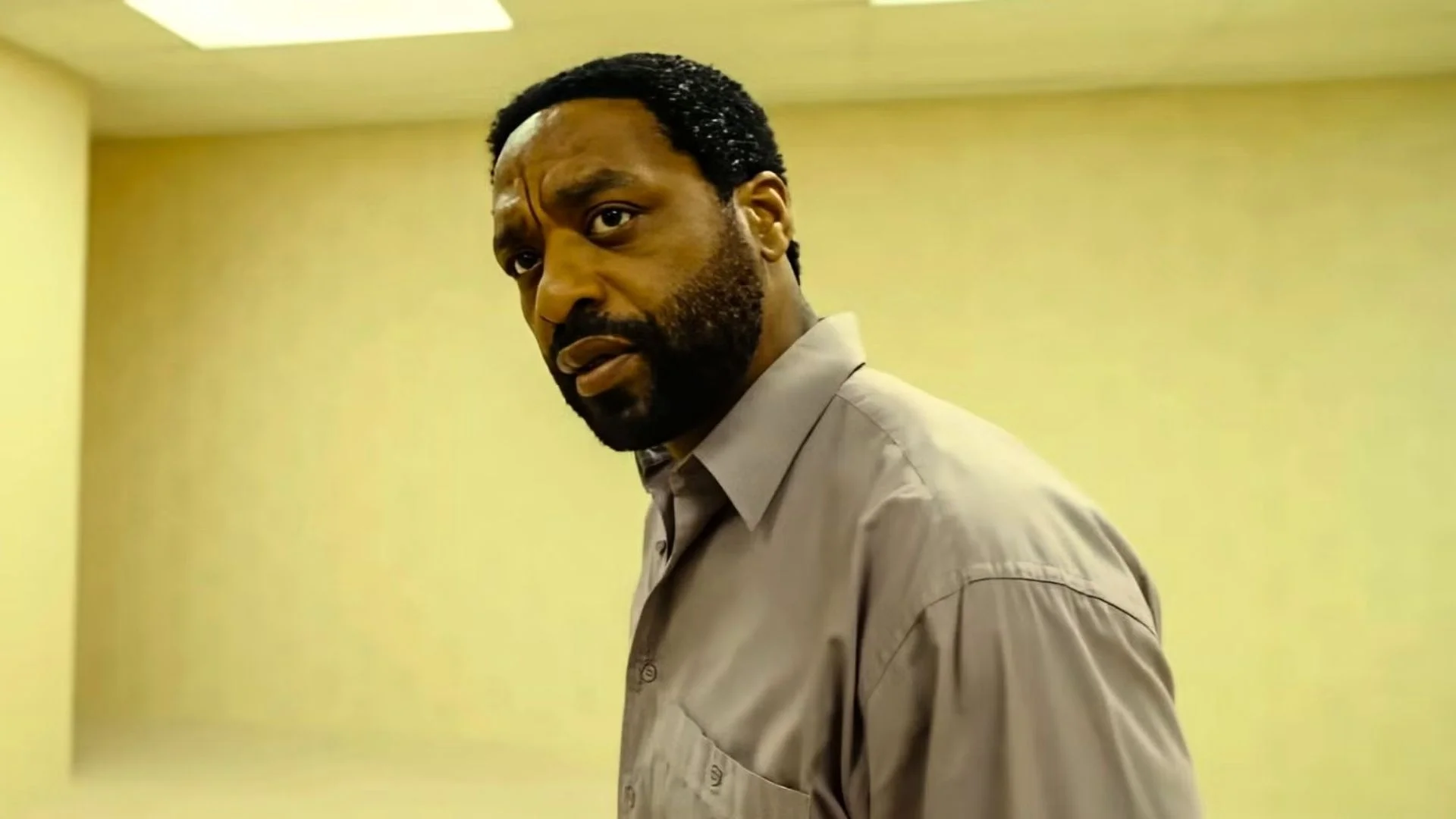 Chiwetel Ejiofor w filmie "Backrooms. Bez wyjścia"