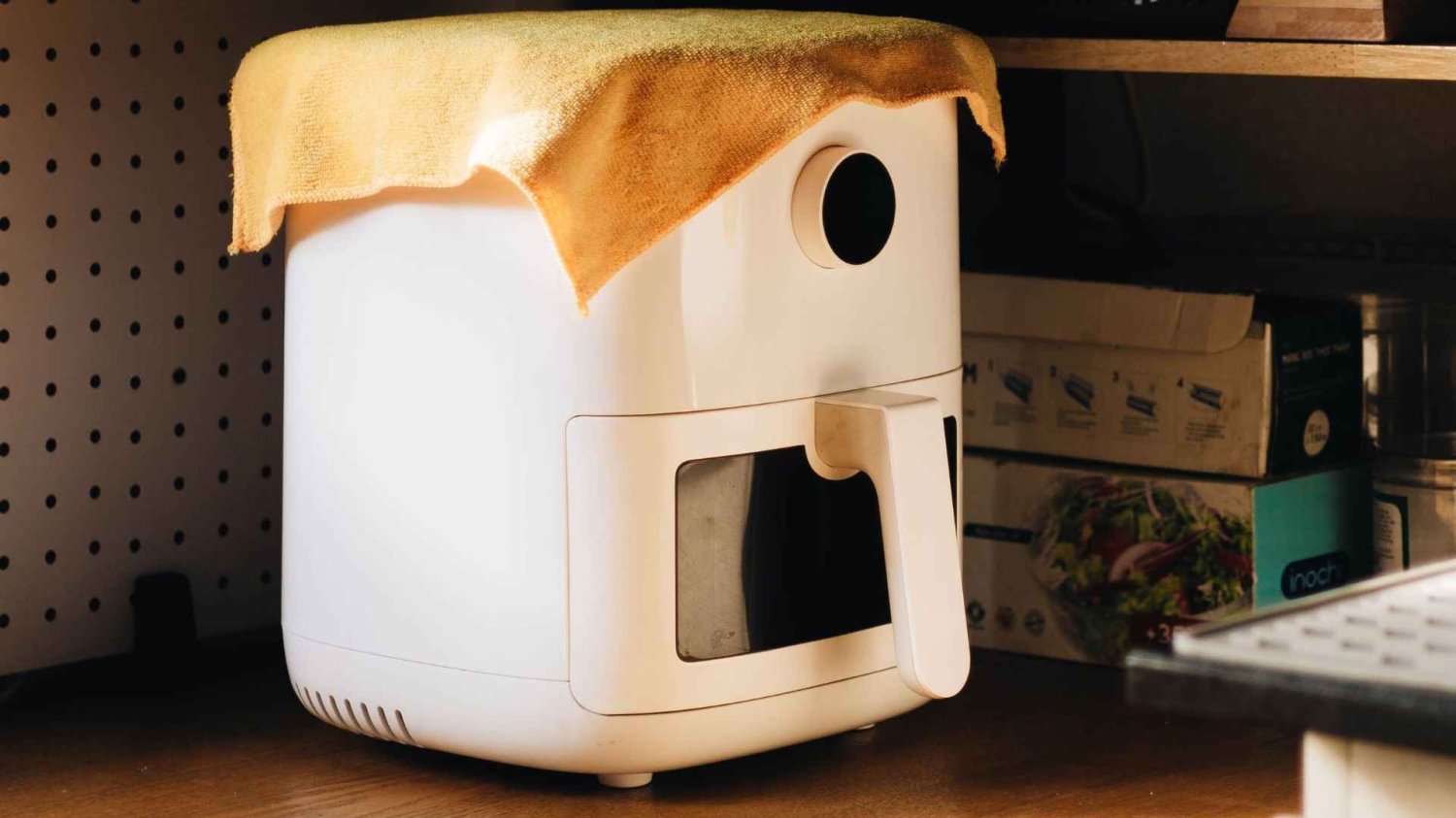 air fryer na blacie przykryty ręcznikiem