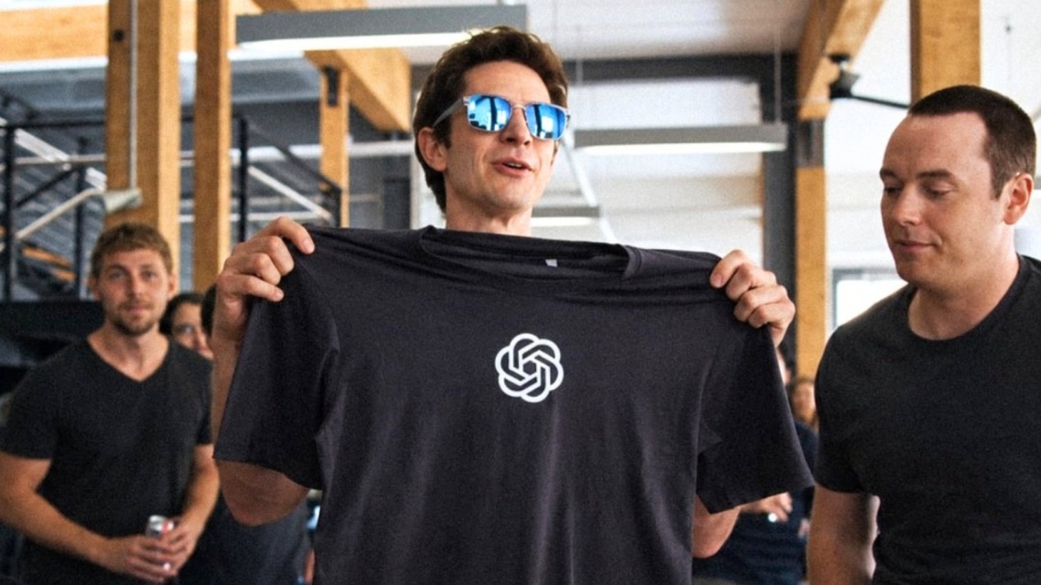 Andrew Garfield jako Sam Altman trzyma koszulkę z logo ChatGPT