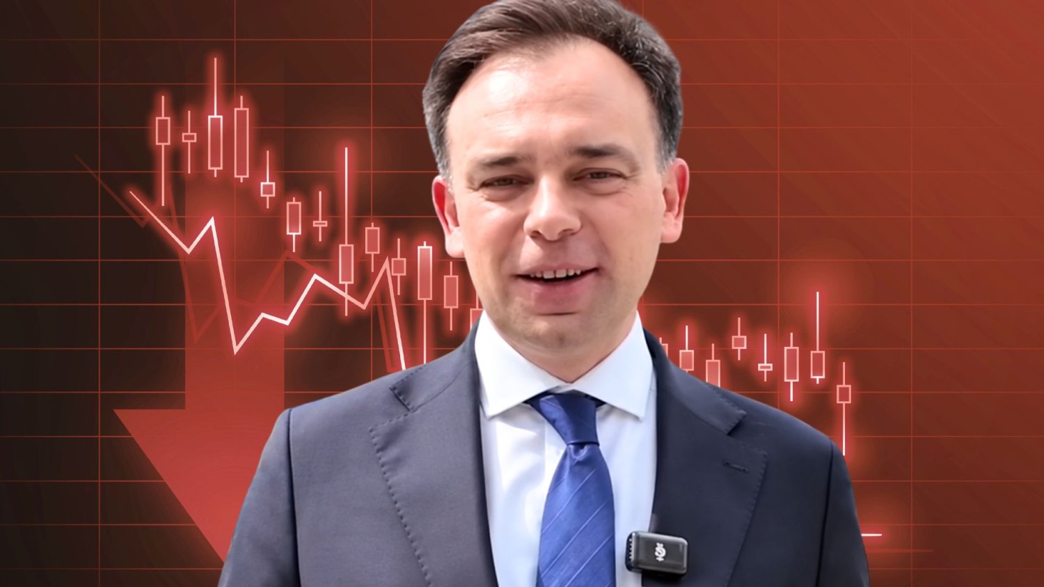 Andrzej Domański o ratingu Polski Andrzej Domański na tle wykresu w dół