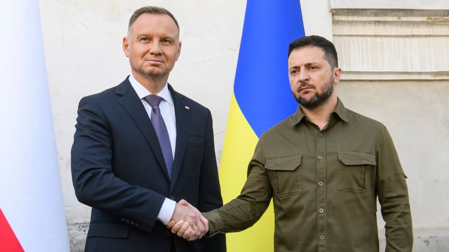 Tajne porozumienie z Zełenskim z 2022 roku. "Bardzo źle świadczy o Dudzie" Andrzej Duda ściska dłoń Wołodymyra Zełenskiego.