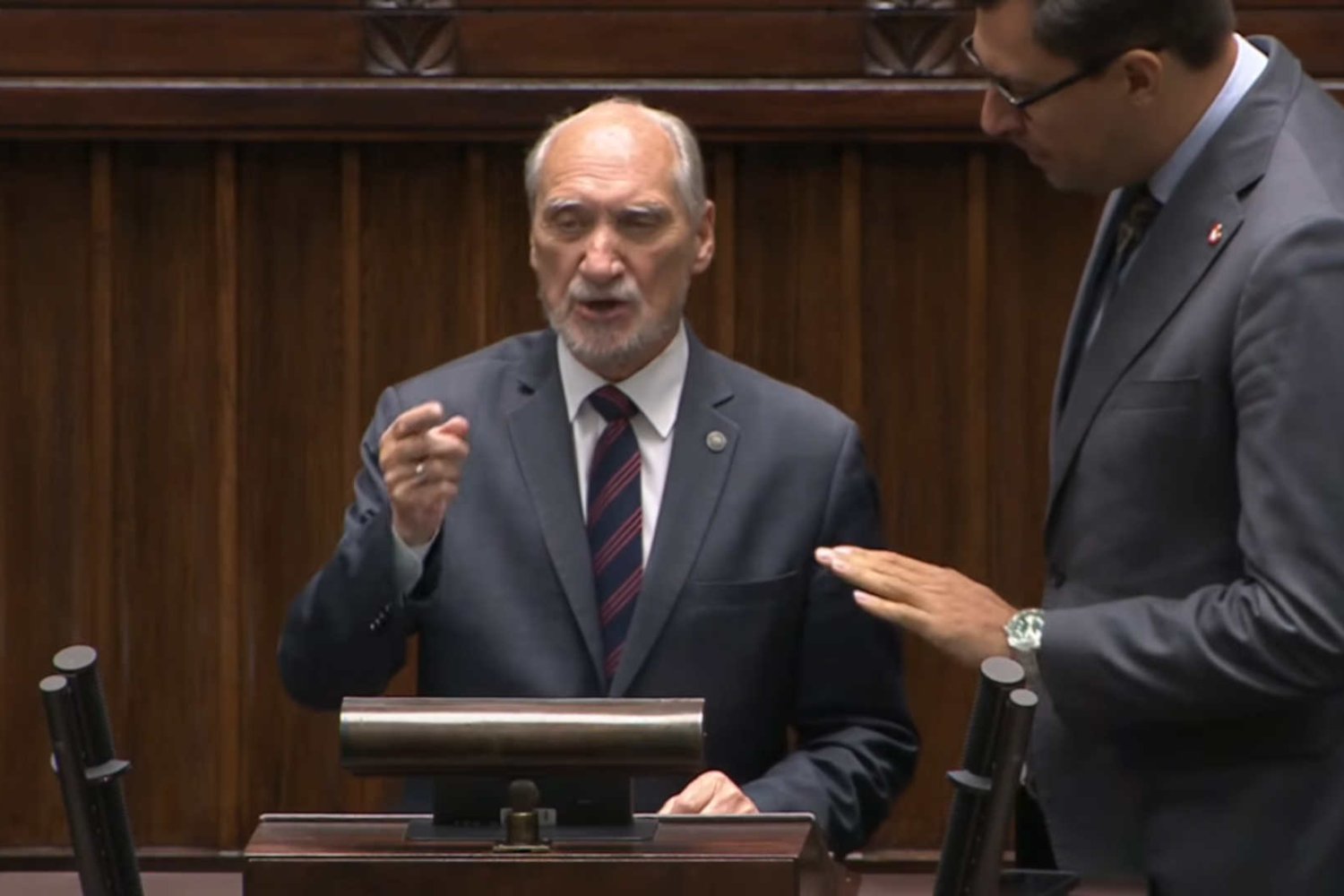 : Antoni Macierewicz przemawia z mównicy sejmowej – awantura w Sejmie