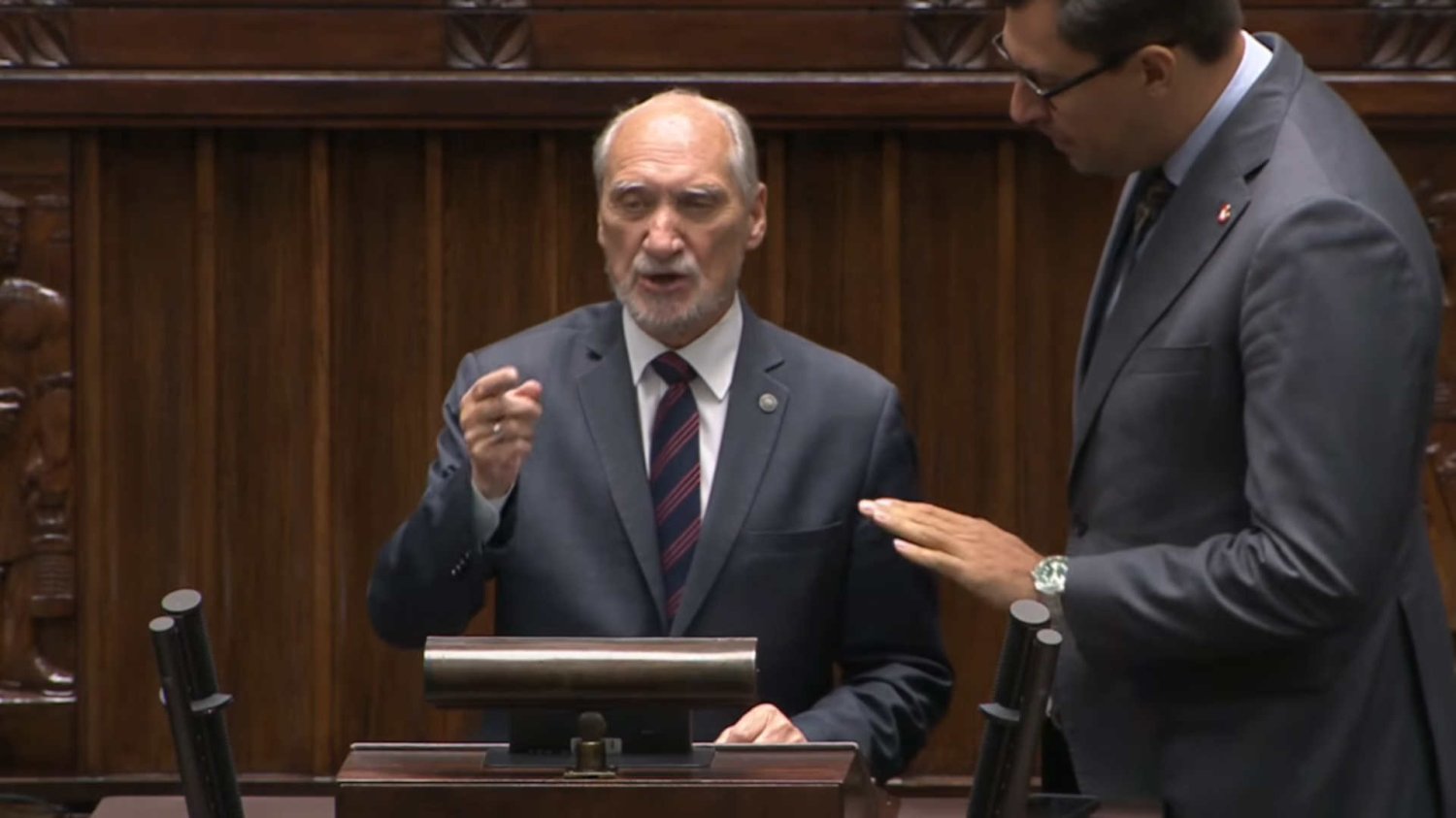 Macierewicz znów awanturował się w Sejmie : Antoni Macierewicz przemawia z mównicy sejmowej – awantura w Sejmie