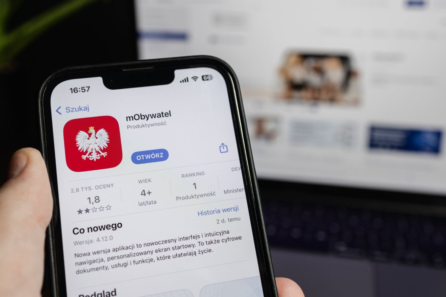 Polacy rzucili się na mObywatela. Czas jest do północy, ale są pewne problemy aplikacja mObywatel na smartfonie