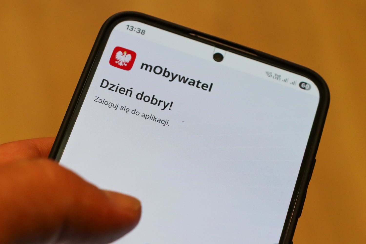 mObywatel z ważnym komunikatem. Zaloguj się do 5 sierpnia, potem będą schody aplikacja mObywatel, smartfon