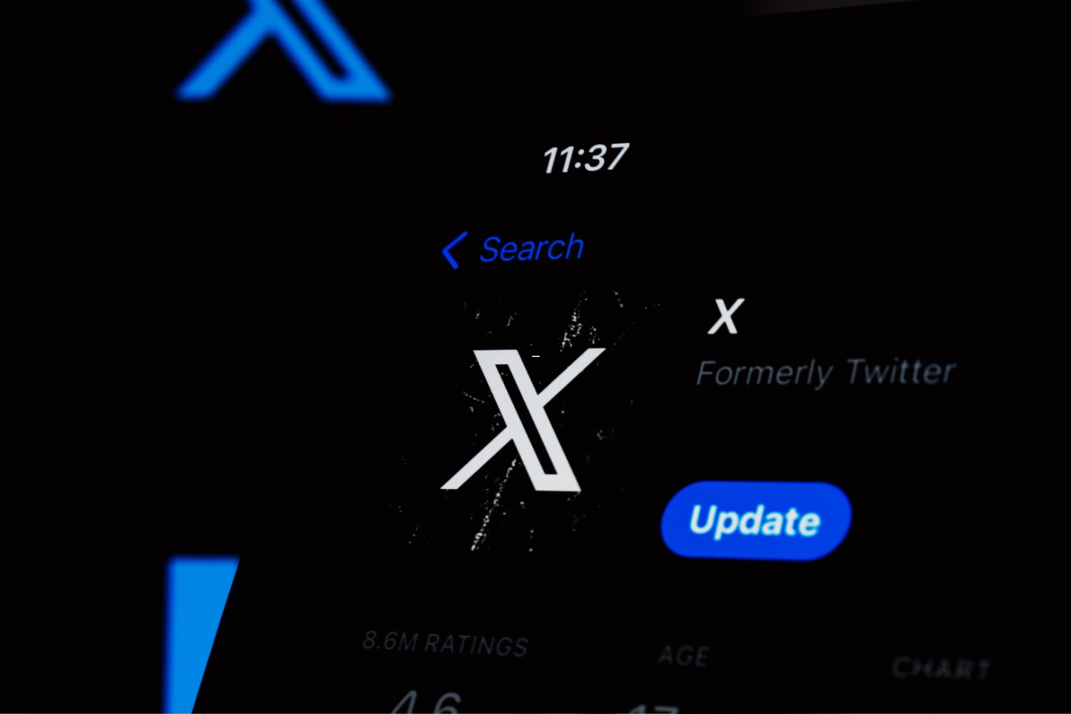 aplikacja X na telefonie, napis "Formerly Twitter", ciemne tło
