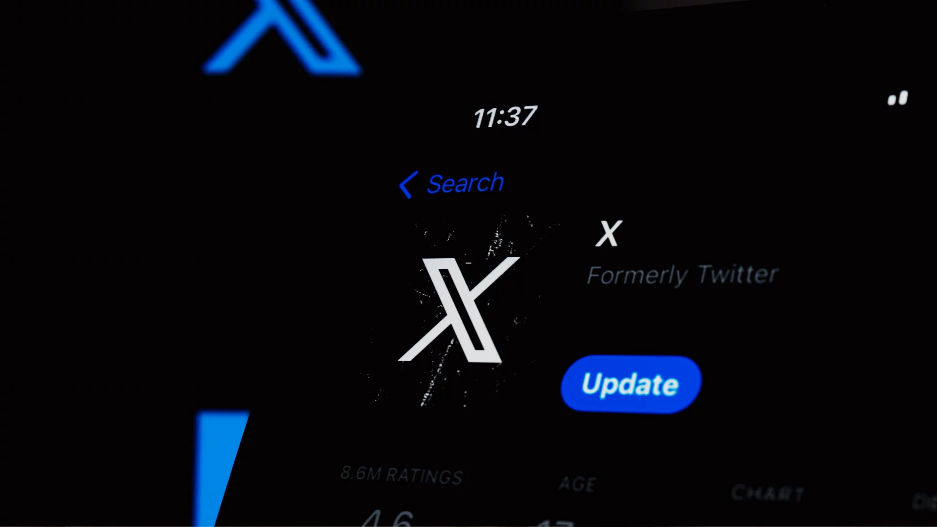 Dziś X wchodzi w nową erę. Największa zmiana od kiedy nie jest Twitterem aplikacja X na telefonie, napis "Formerly Twitter", ciemne tło
