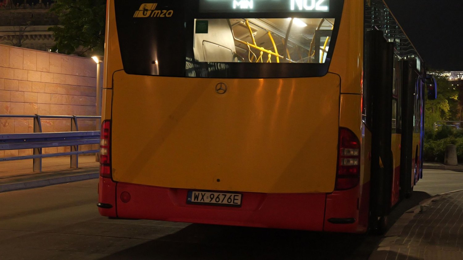 Nożownik zaatakował w warszawskim autobusie miejskim Atak nożownika w autobusie w Warszawie