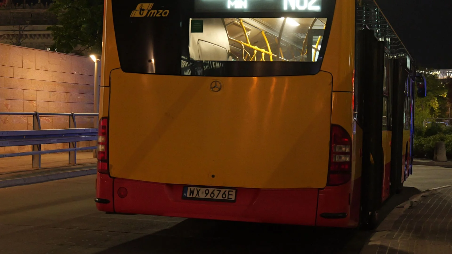Nożownik zaatakował w warszawskim autobusie miejskim Atak nożownika w autobusie w Warszawie