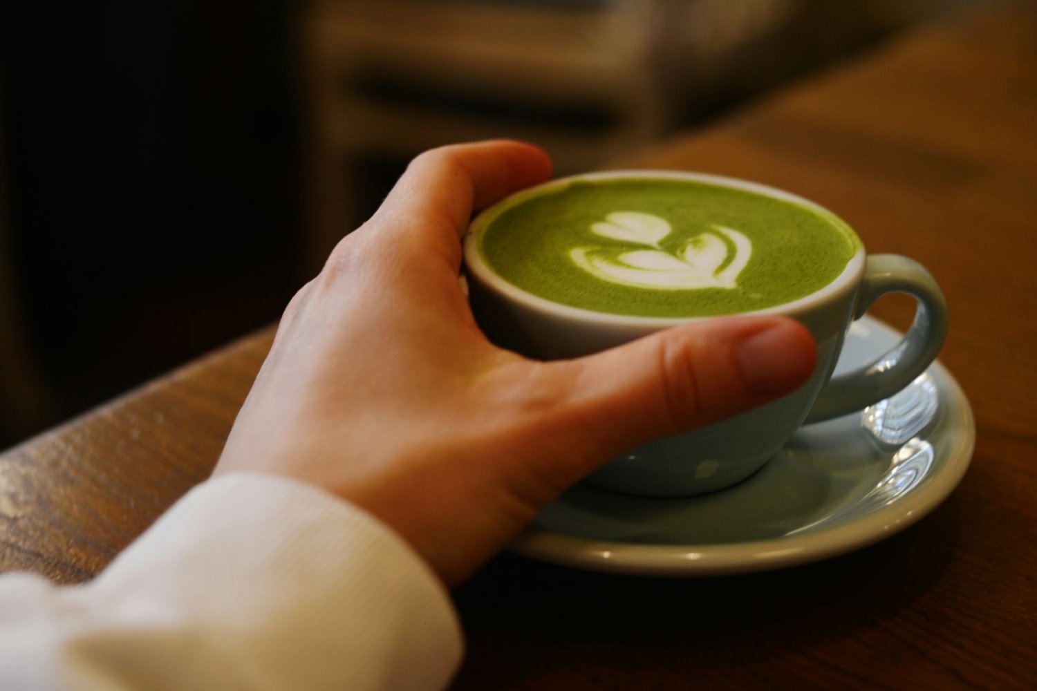 Zielony napój, który oferuje więcej niż efektowny kolor. Jakie działanie może mieć matcha?