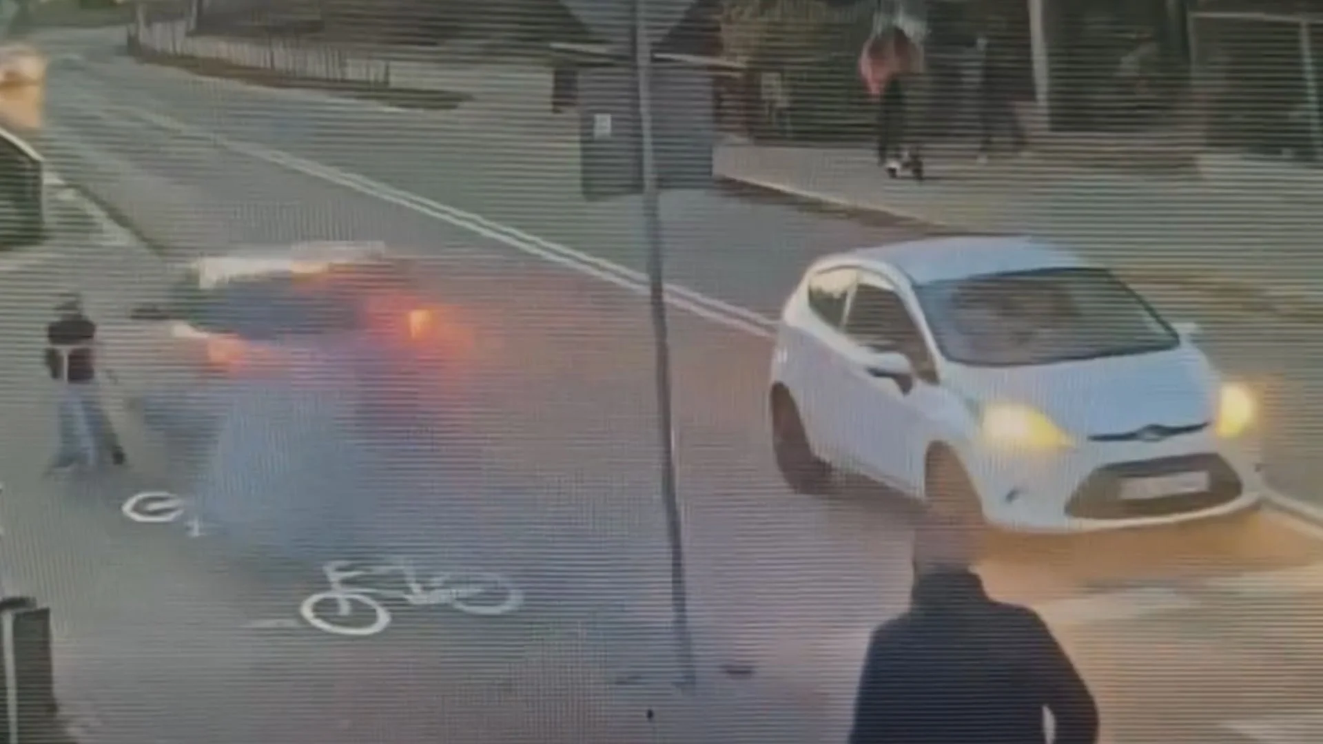 Opel minął dziewczynkę o włos i spadł z wiaduktu. Nagranie mrozi krew w żyłach