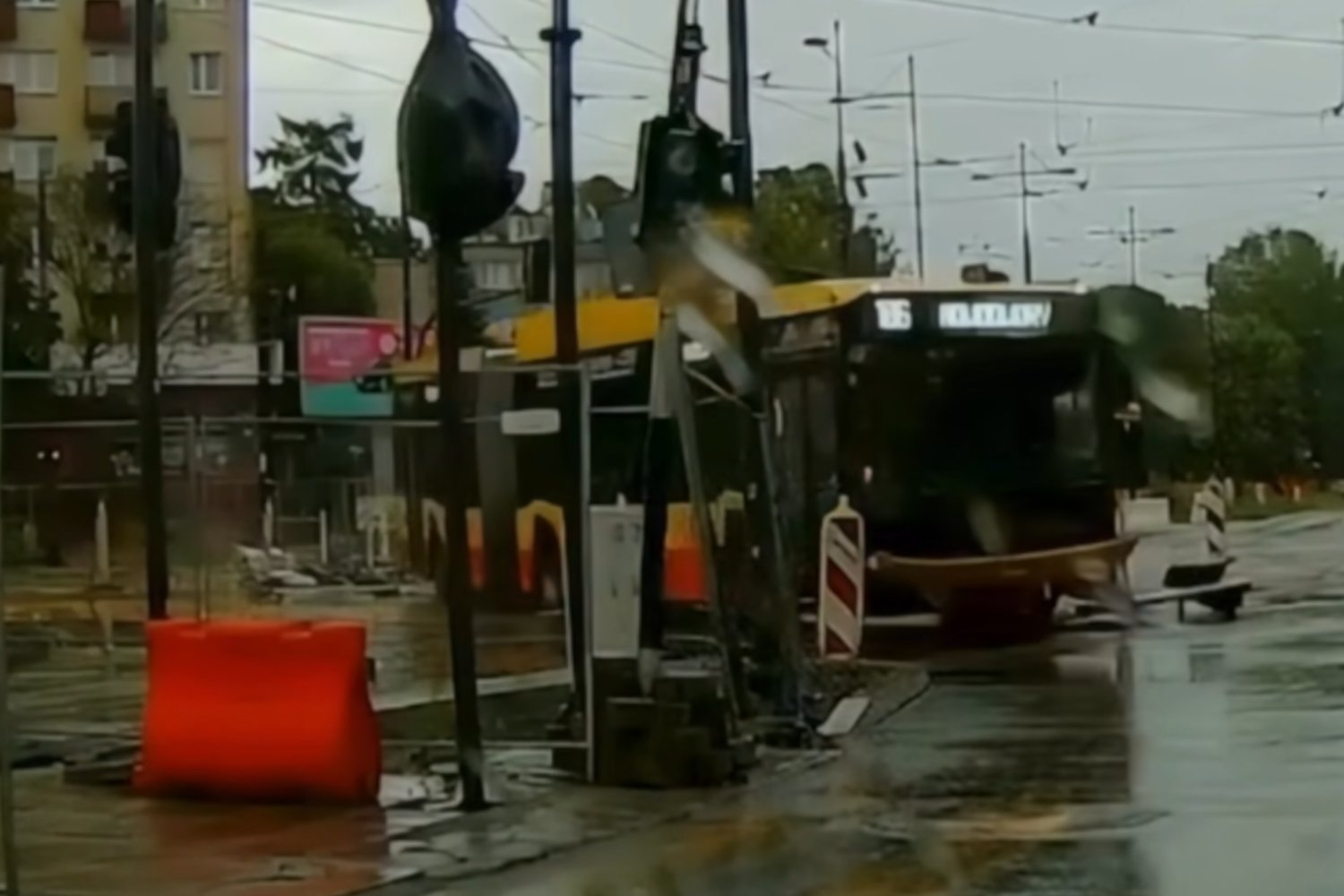 Autobus linii nr 186 pędzący przez skrzyżowanie w Warszawie