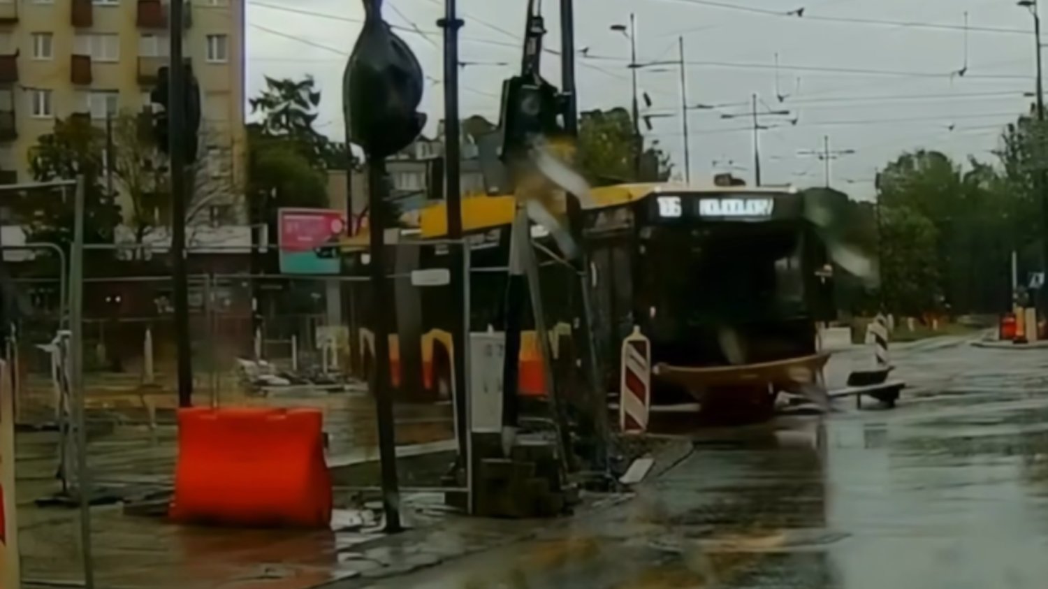 Autobus linii nr 186 pędzący przez skrzyżowanie w Warszawie