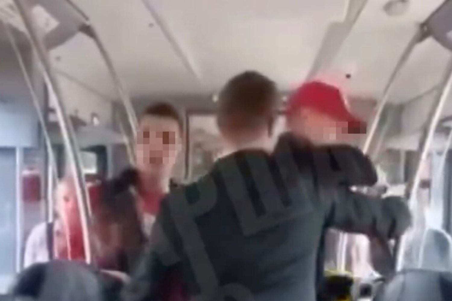 Autobus, mężczyźni, atak