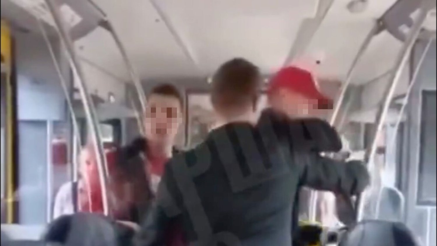 "Prawdziwi Polacy" atakowali Ukraińca i wkurzyli Prawdziwych Polaków. W sieci brawa za postawę Autobus, mężczyźni, atak