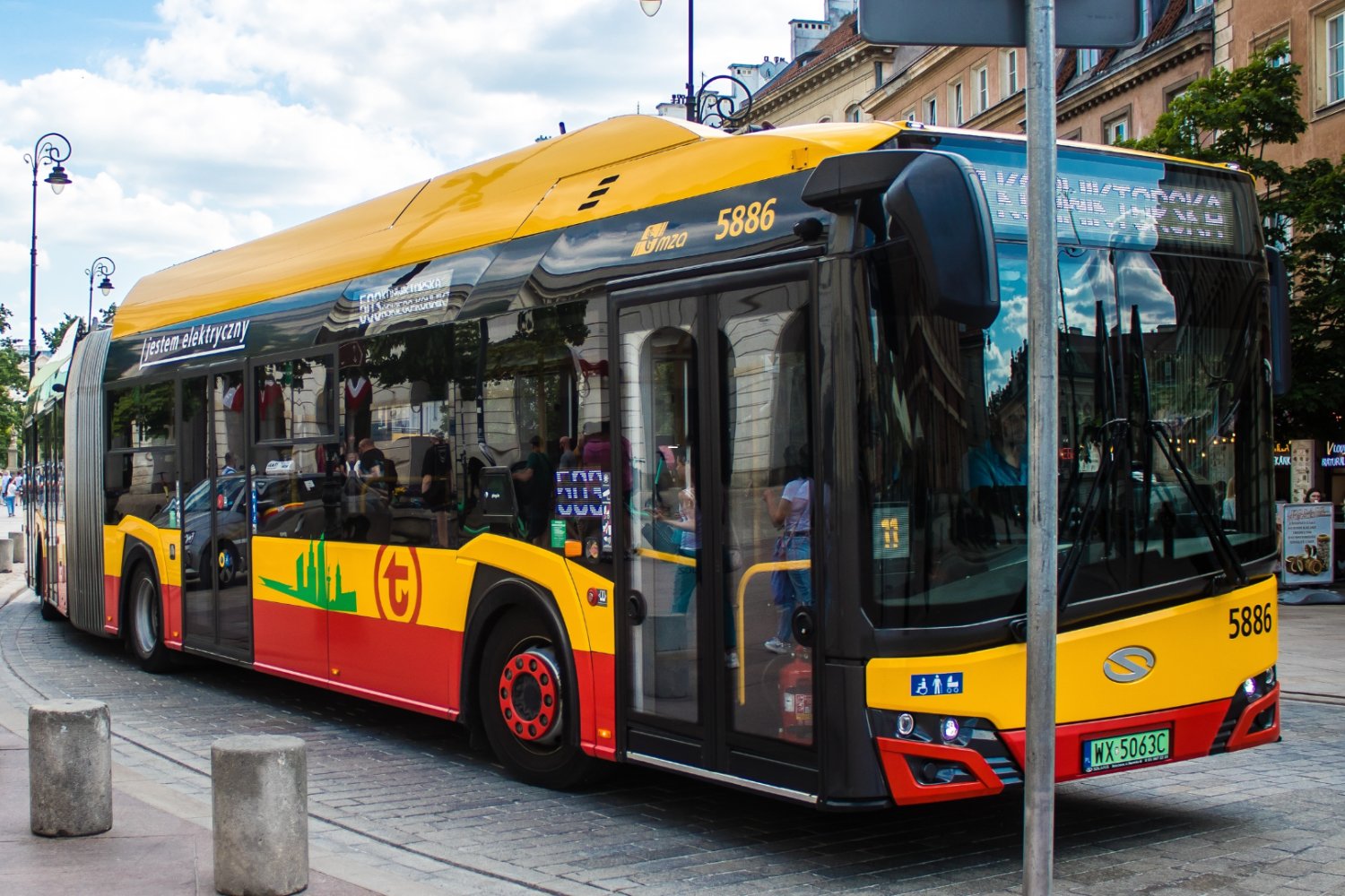 Kierowca z Warszawy ruszył w trasę w spódnicy. Pasażerowie chwalą, ZTM wlepia karę autobus ZTM