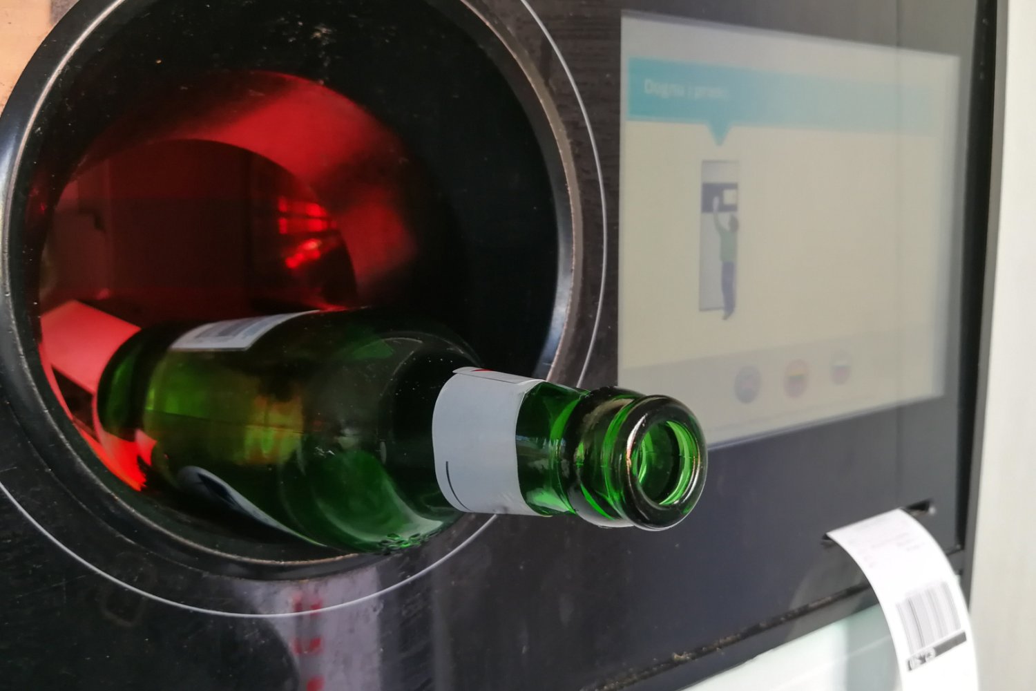 Automat kaucyjny ze szklaną butelką