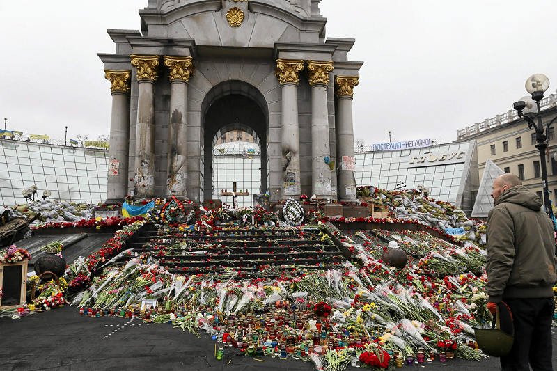 Ukraińcy przeżywają żałobę po osobach zamordowanych podczas protestów, jednak bardzo szybko wprowadzają zmiany.