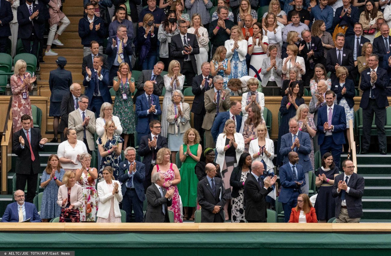 Trybuna honorowa na Wimbledonie oklaskuje medyków i naukowców, którzy pomogli w walce z covid-19.