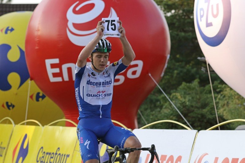 Evenepoel swoje zwycięstwo w TdP zadedykował Fabio Jakobsenowi. Belg Remco Evenepoel swoje zwycięstwo w TdP zadedykował Fabio Jakobsenowi, który w Katowicach uległ poważnemu wypadkowi.