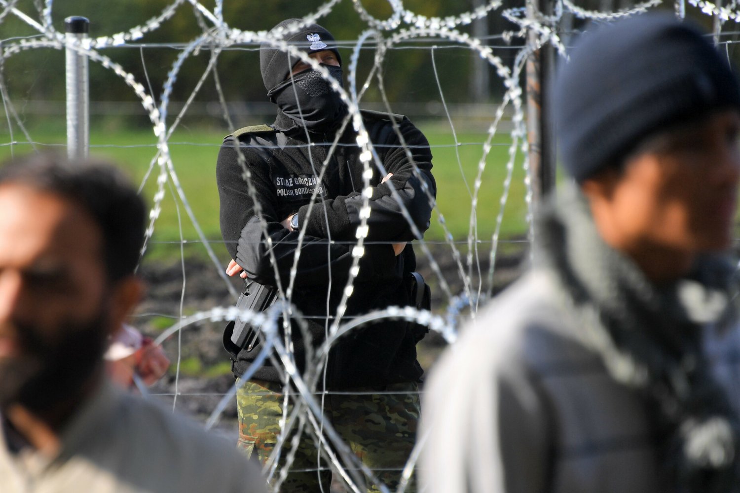 Uchodźca z Syrii opowiedział o koczowisku dla migrantów. Przebywa tam 300 osób, są osoby zmarłe.