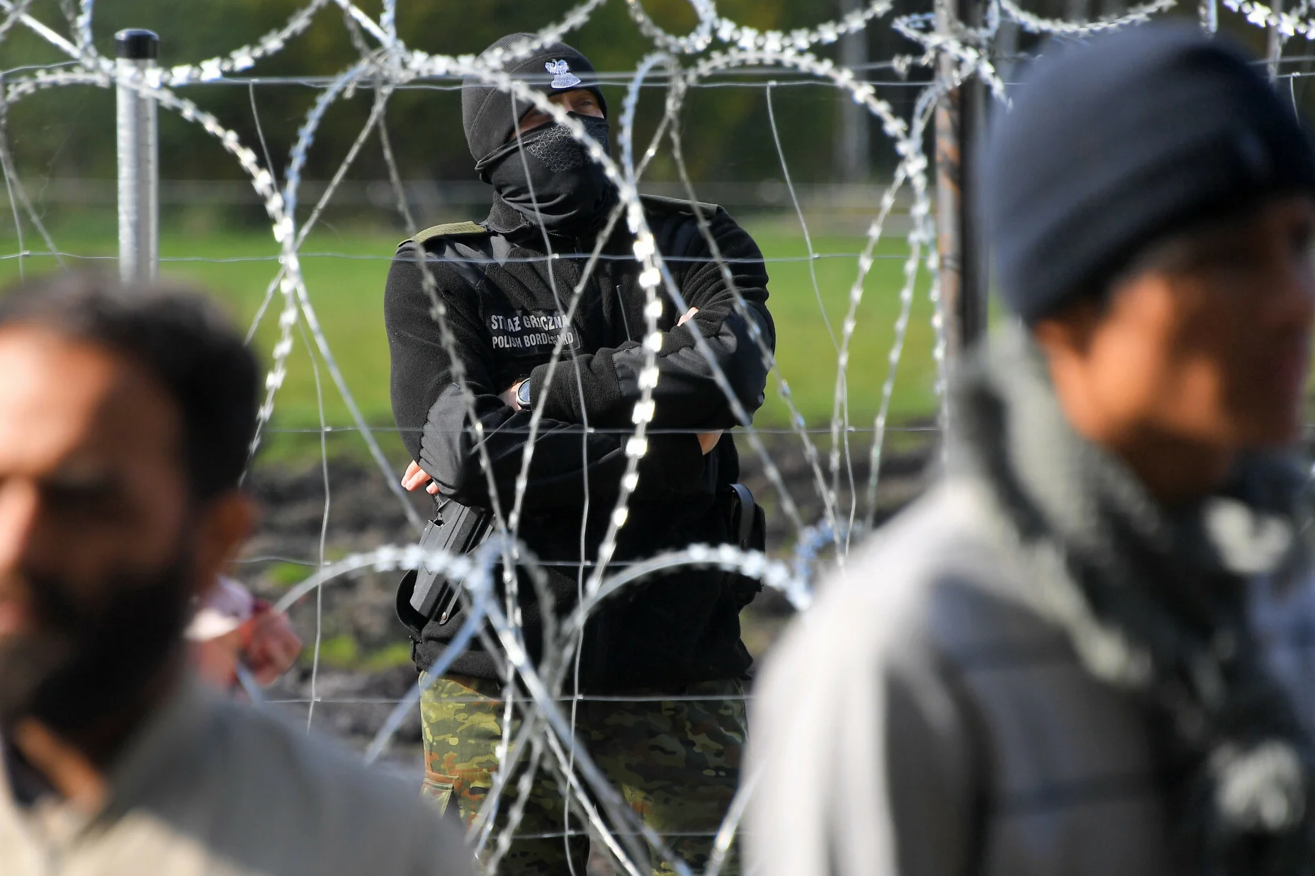 Uchodźca z Syrii opowiedział o koczowisku dla migrantów. Przebywa tam 300 osób, są osoby zmarłe.