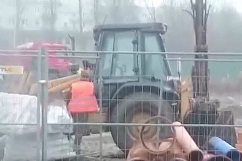 Autor nagrania szybko wydał osąd na pracowniku budowy. Internauci udowodnili, że oskarżenia były niesłuszne.