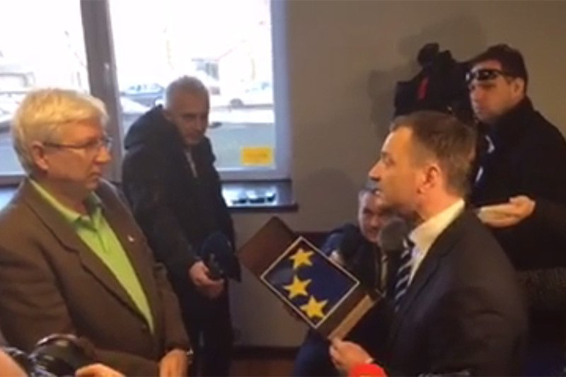 Poseł PO Sławomir Nitras przyszedł do szczecińskiej siedziby PiS z prezentem w postaci flagi UE. Chciał ją wręczyć Joachimowi Brudzińskiemu, ale go nie zastał.