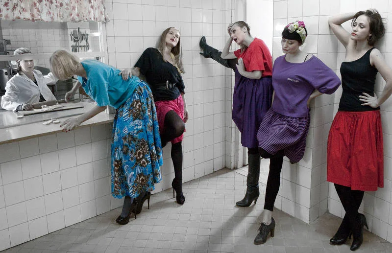 sesja inspirowana filmem "Political Dress"