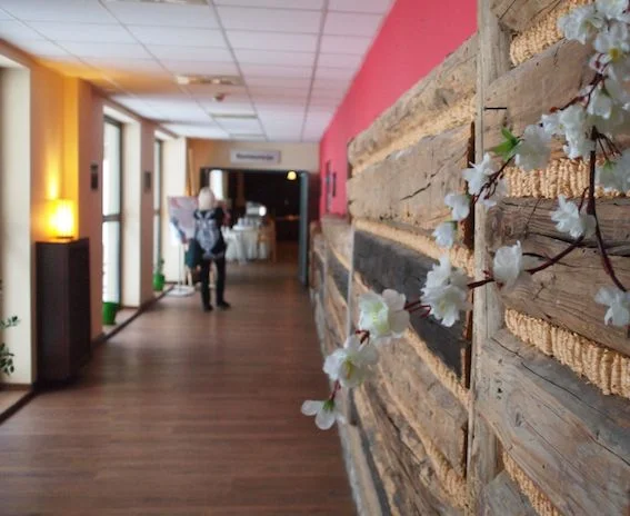 Hotel Wierchomla Ski&SPA resort łączy nowoczesność z góralskimi motywami. Nas szczególnie urzekły książki w każdym pokoju (wszędzie inne, więc można wymieniać się z sąsiadem) oraz biblioteczka na korytarzu.