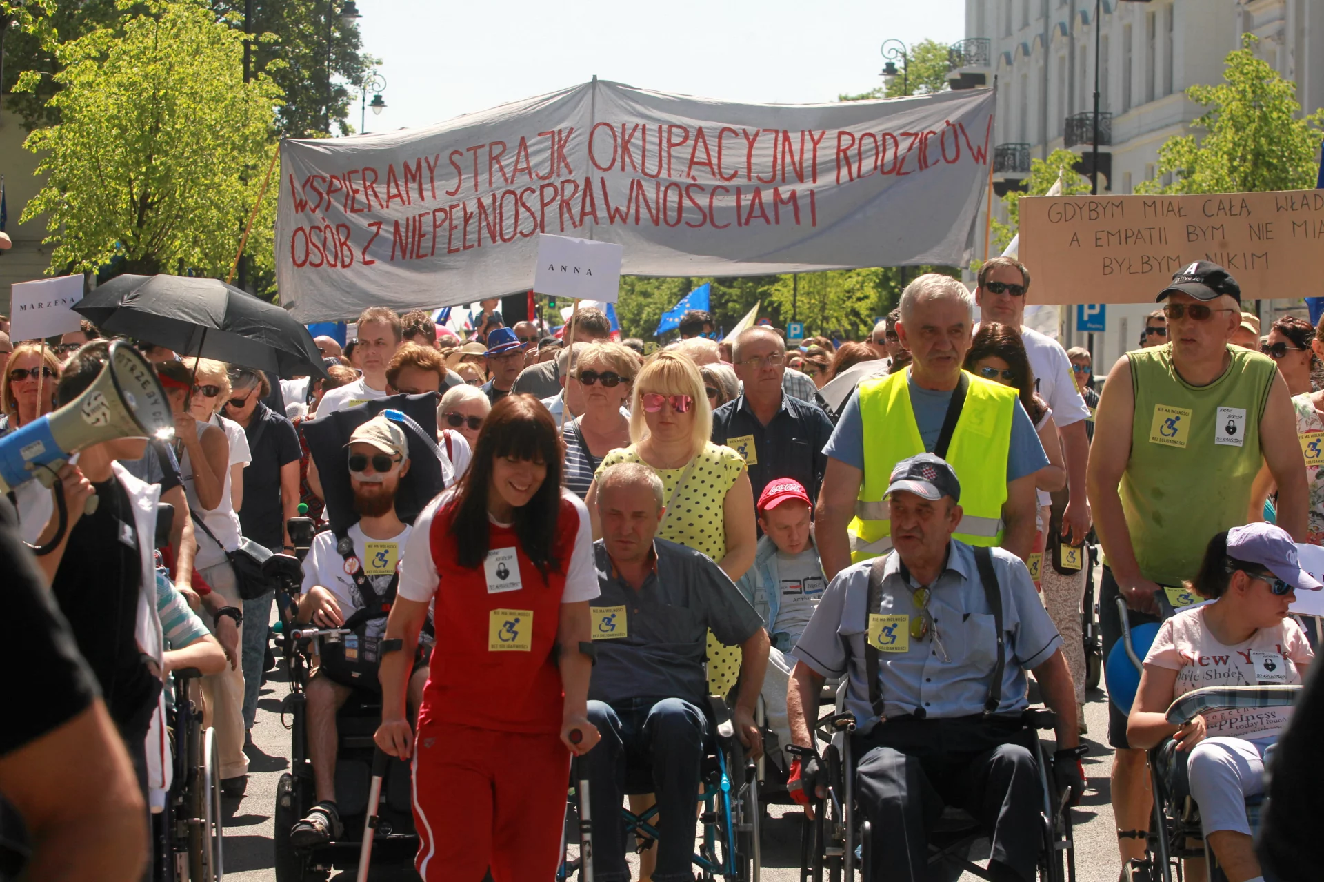 Marsz solidarnych z protestującymi opiekunami osób niepełnosprawnych w Warszawie