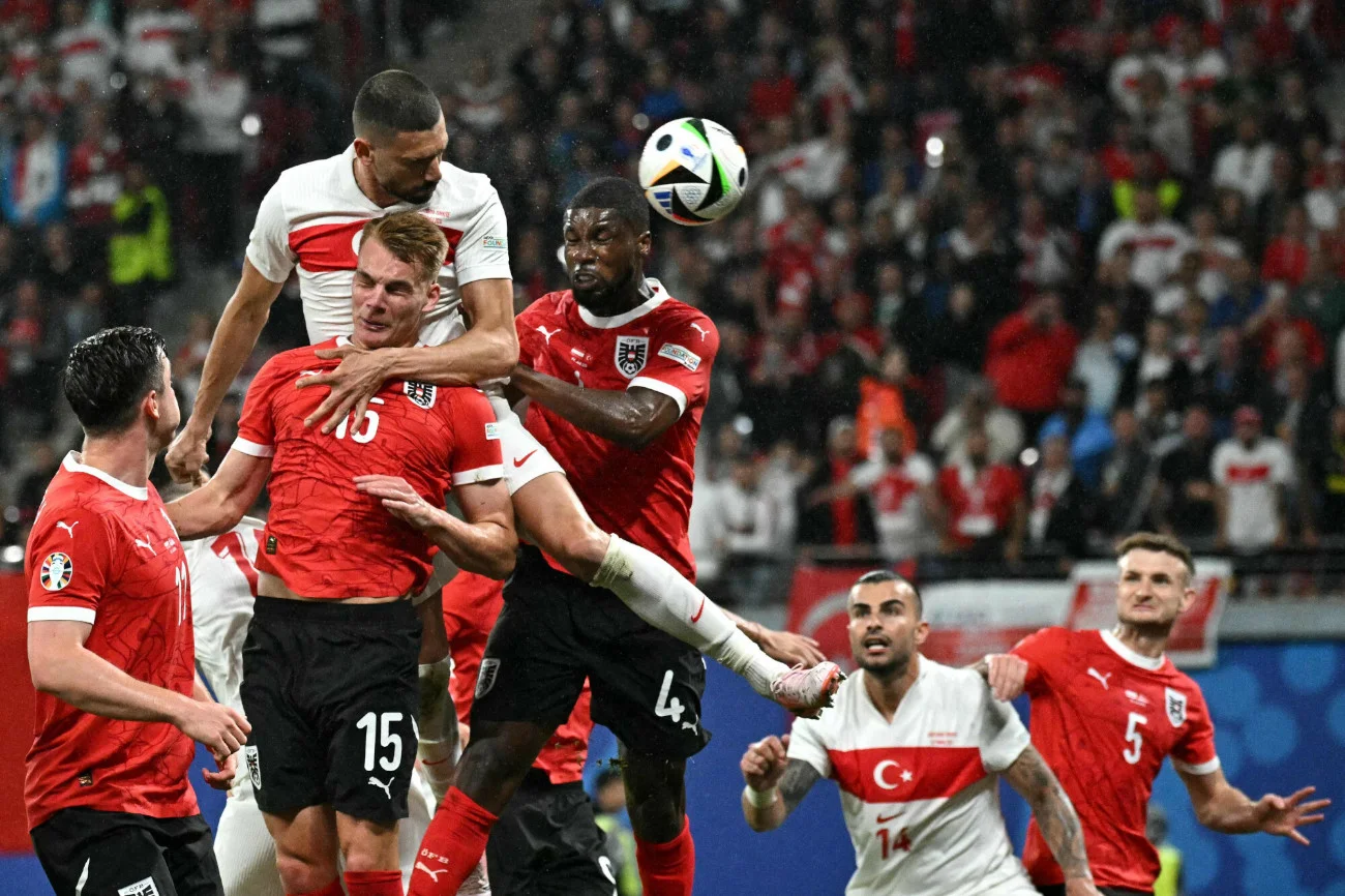 Merih Demiral (na biało) nie tylko nie wstydzi się gestu, ale też pochwalił się nim w internecie