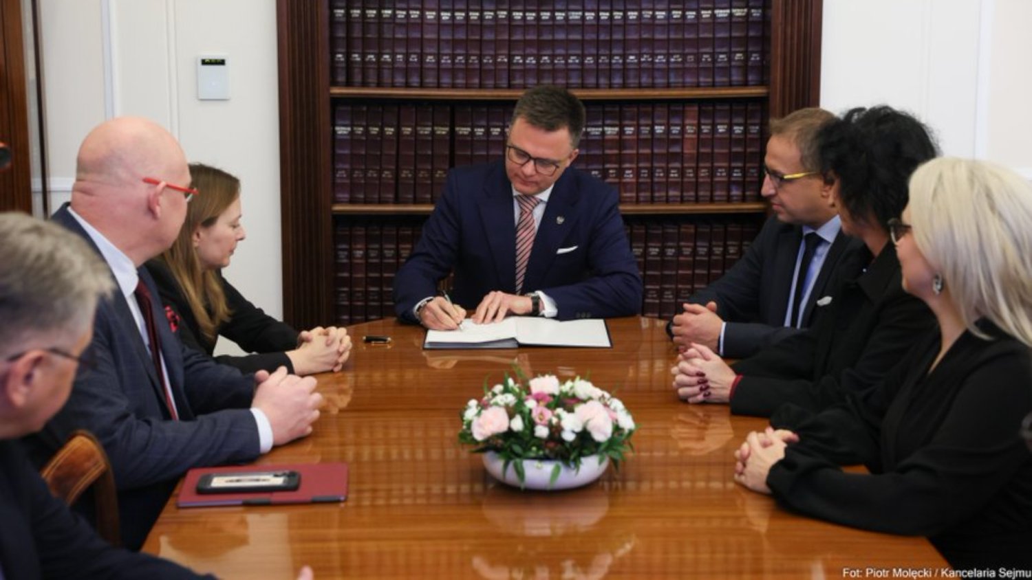 Hołownia żegna się ze stołkiem marszałka. W sieci wypominają mu jedno