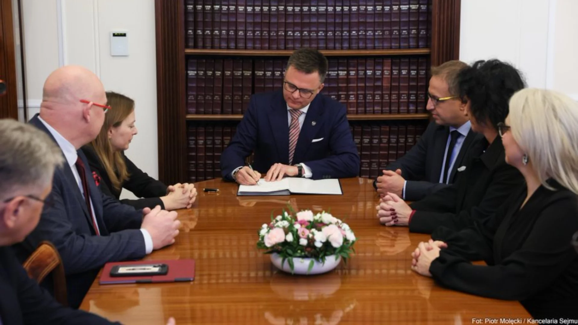 Fanatyk żegna się ze stołkiem marszałka. W sieci wypominają mu jedno