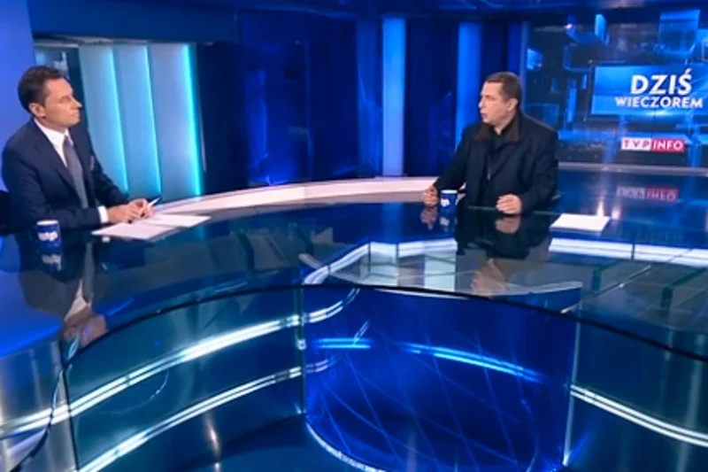 Borys Budka pyta Krzysztofa Ziemca "jak musi się czuć po zakończeniu Dziennika Telewizyjnego" i przypomina mu fragment piosenki "Przeżyj to sam"