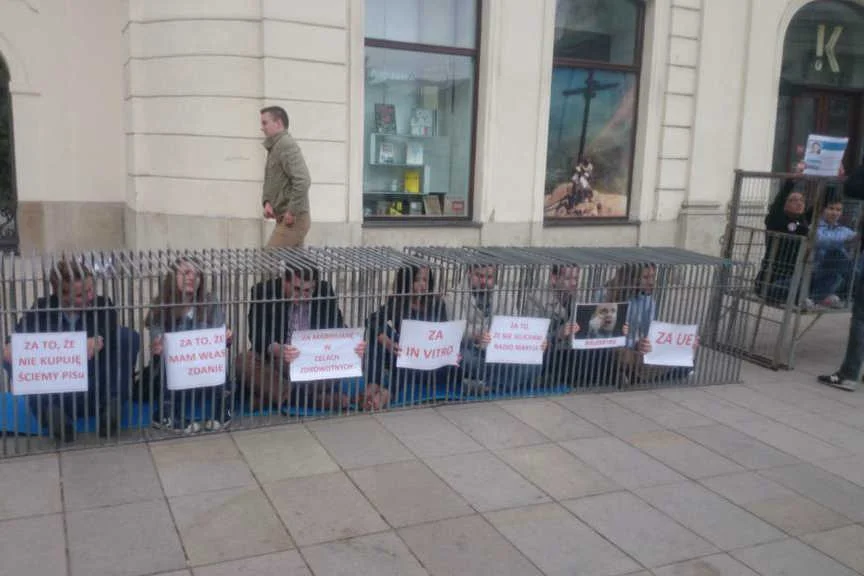 Młodzi działacze PO zamknęli się w klatkach.
