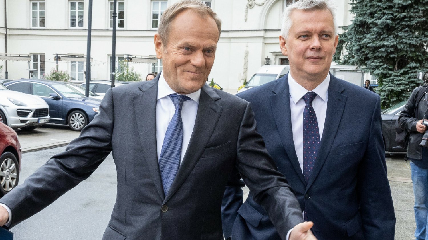 Donald Tusk odwołuje szefów służb specjalnych. Ujawniono pierwszą decyzję.