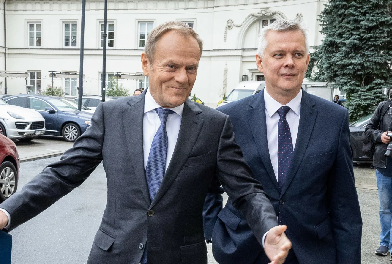 Donald Tusk odwołuje szefów służb specjalnych. Ujawniono pierwszą decyzję.