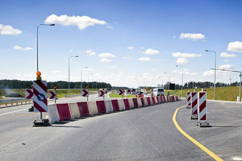 Kończą się inwestycje rozpoczęte wcześniej. Nowych jest jak na lekarstwo. Na zdjęciu budowa trasy S8 między Jeżewem a Zambrowem