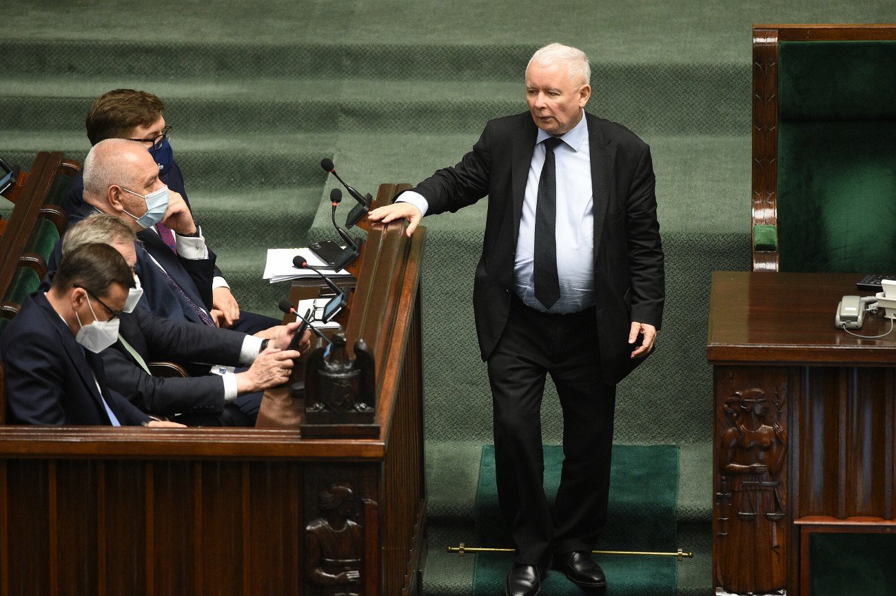 Sejm: Jarosław Kaczyński obok ław rządowych.