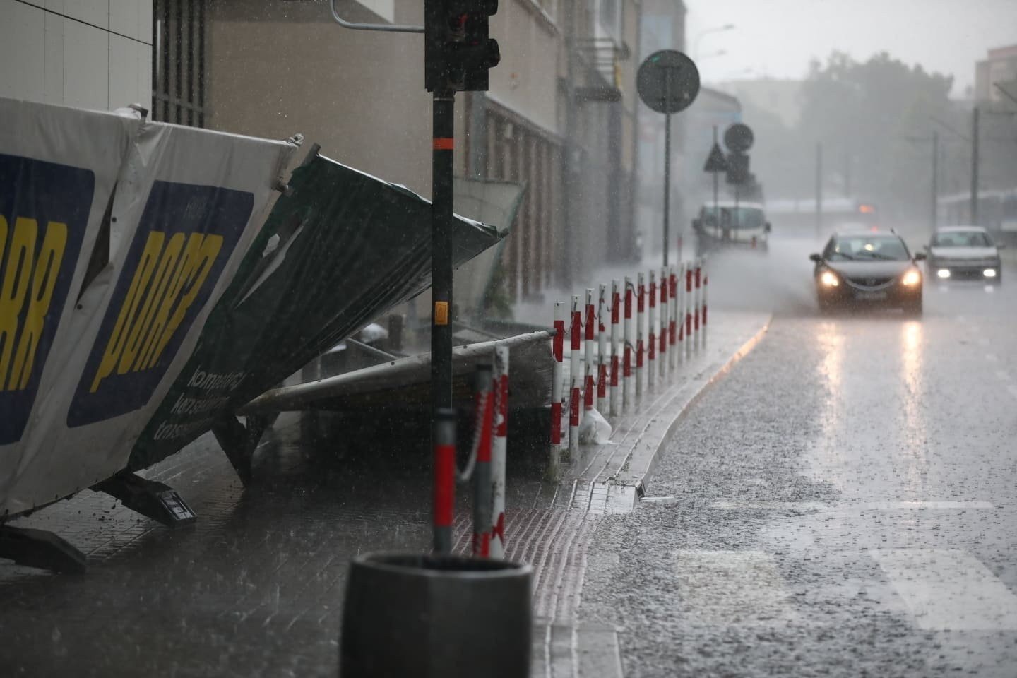 Zniszczenia po przejściu burz nad Polską. Ponad 49 tys. odbiorców bez prądu.