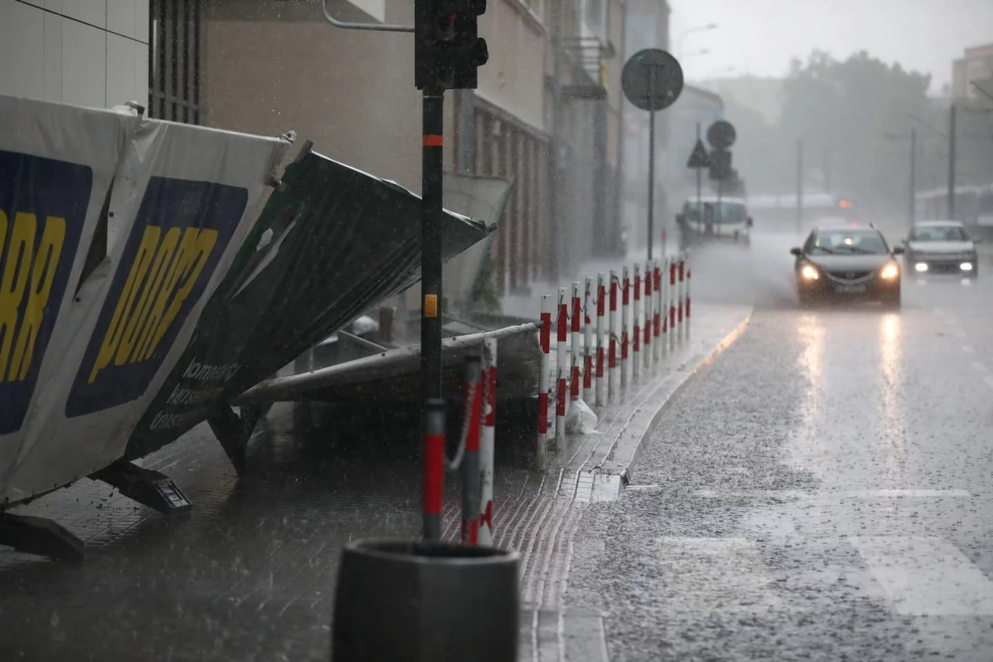 Zniszczenia po przejściu burz nad Polską. Ponad 49 tys. odbiorców bez prądu.